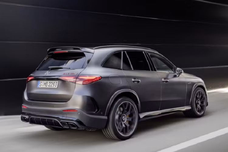 Về nội thất, bên trong khoang cabin của hai mẫu SUV hiệu suất cao này được trang bị vô lăng AMG Performance thể thao, đi cùng hệ thống thông tin giải trí Mercedes-Benz User Experience (MBUX). Hiện hãng xe sang nước Đức vẫn chưa tiết lộ giá và thời điểm bán những chiếc AMG GLC 2024.