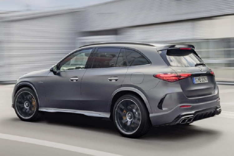 Theo đó, bộ đôi Mercedes-AMG GLC 43 và 63 S E Performance Coupe 2024 sẽ mang dáng dấp hầm hố và thể thao hơn với lưới tản nhiệt Panamericana kiểu mới, đi cùng các nan nằm dọc, cản trước được tích hợp hốc hút gió lớn hơn và bộ khuếch tán gió phía sau nổi bật. Để tạo sự khác biệt với bản thường, bản hiệu suất cao còn có 4 đầu ống xả hình thoi.