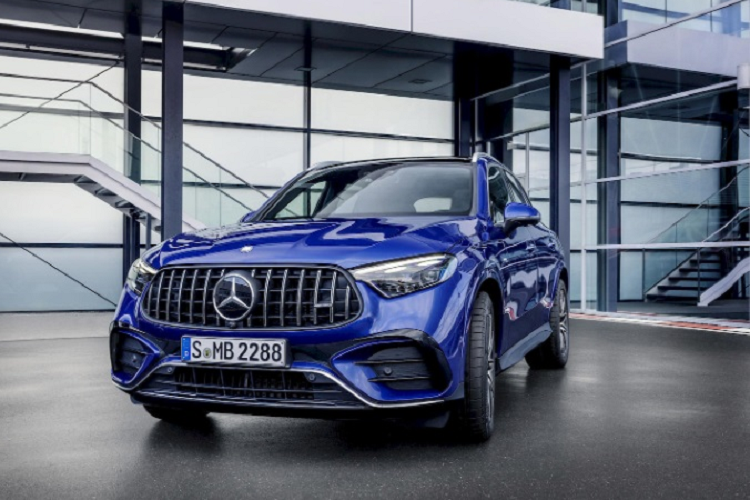 Ở Mercedes-AMG GLC 43 Coupe 2024 mới, động cơ cho công suất tổng cộng 416 mã lực và mô-men xoắn cực đại 500 Nm. Sức mạnh được truyền tới cả 4 bánh thông qua hộp số tự động 9 cấp tiêu chuẩn.