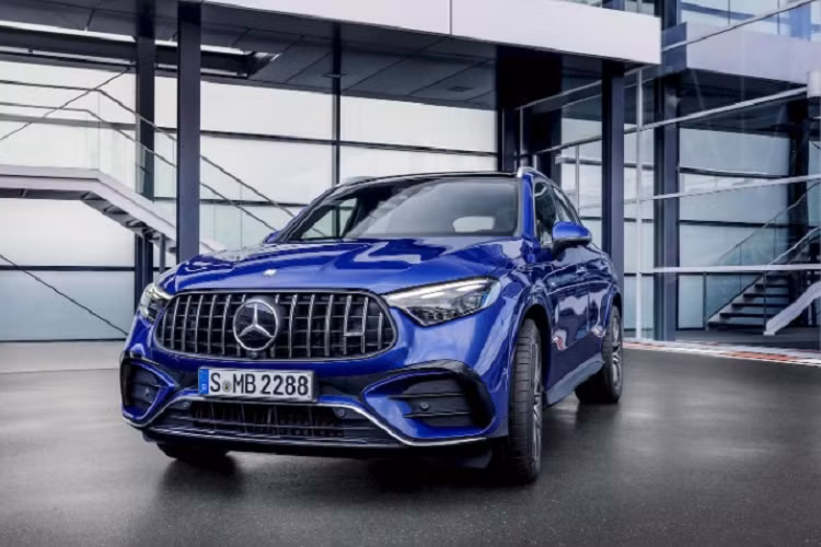 Ở Mercedes-AMG GLC 43 Coupe 2024 mới, động cơ cho công suất tổng cộng 416 mã lực và mô-men xoắn cực đại 500 Nm. Sức mạnh được truyền tới cả 4 bánh thông qua hộp số tự động 9 cấp tiêu chuẩn.