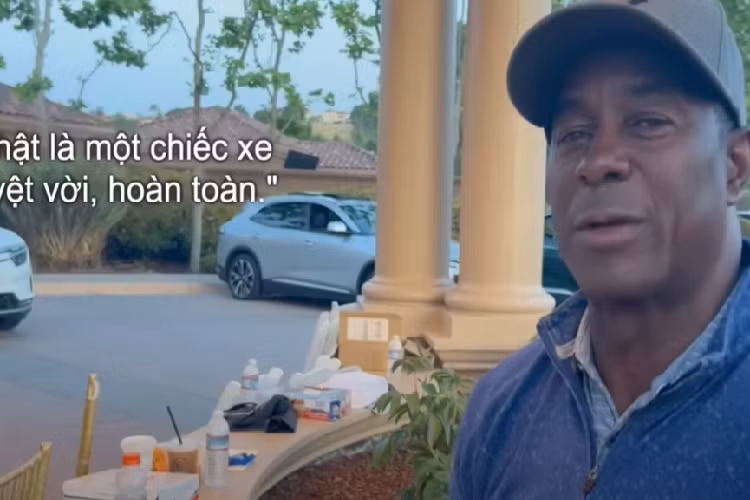 Sau khi lái thử xe, Dwight Hicks đã dành nhiều lời khen ngợi cho chiếc SUV điện này trong cuộc trò chuyện với anh Nam Nguyễn - một trong những chủ sở hữu xe SUV điện Vinfast VF8 đầu tiên tại California và là chủ kênh youtube nổi tiếng trong cộng đồng người Việt tại Mỹ.