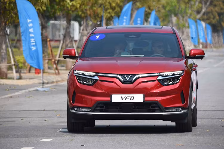 Ngoài ra, khách hàng mua và thuê xe ôtô của VinFast sẽ được hỗ trợ trực tiếp cho các sự cố phát sinh do lỗi của nhà sản xuất. Chính sách hậu mãi đặc biệt này được hãng xe Việt Nam áp dụng trên toàn cầu.