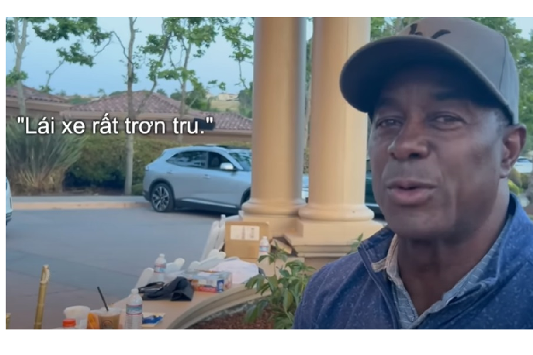 Cựu cầu thủ bóng bầu dục tỏ ra phấn khích với khả năng tăng tốc “trong chớp mắt” của VF8 khi “chỉ mới nhấn vào bàn đạp là xe đã vút đi ngay tức thì”. Điều này khiến anh phải thốt lên: “Một chiếc xe tuyệt đẹp, vận hành trơn tru và một cỗ máy tuyệt vời”.