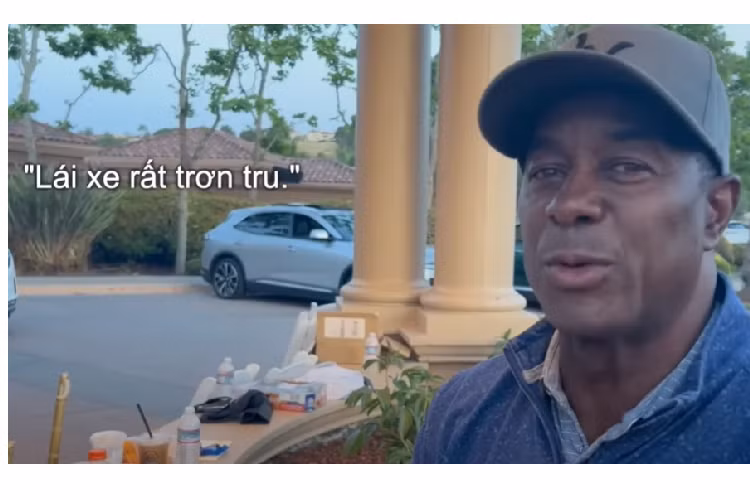 Cựu cầu thủ bóng bầu dục tỏ ra phấn khích với khả năng tăng tốc “trong chớp mắt” của VF8 khi “chỉ mới nhấn vào bàn đạp là xe đã vút đi ngay tức thì”. Điều này khiến anh phải thốt lên: “Một chiếc xe tuyệt đẹp, vận hành trơn tru và một cỗ máy tuyệt vời”.