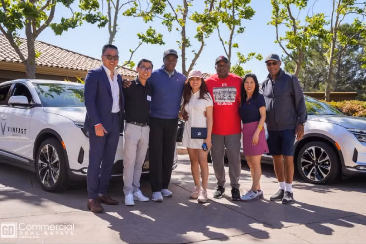 Cuu ngoi sao bong bau duc My, Dwight Hicks dat mua VinFast VF8