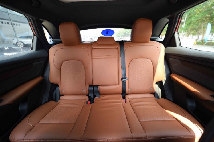 Bên cạnh đó, khách hàng mua xe sẽ nhận được nhiều ưu đãi, tùy theo từng bang. Từ tháng 3/2023, khách hàng ở bang California mua xe VinFast VF8 sẽ được hưởng khoản hoàn thuế lên tới 7.500 USD (tương đương 180 triệu đồng).