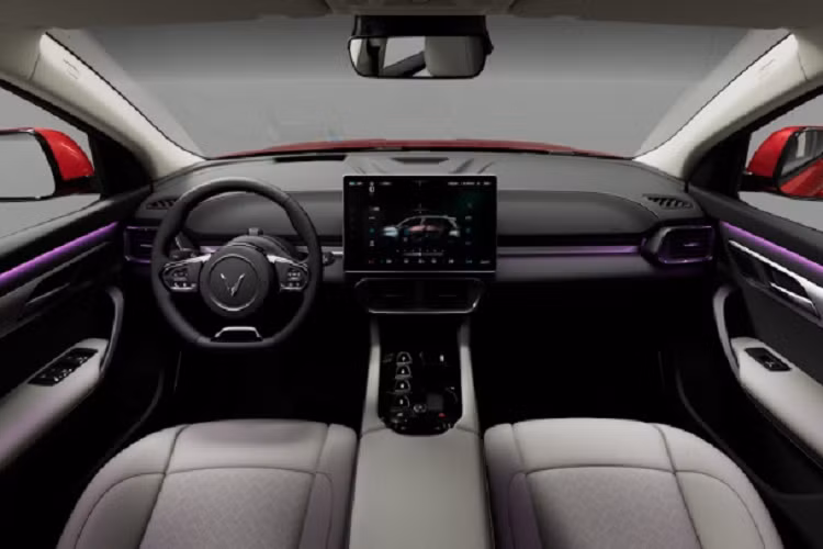 Tại “xứ sở cờ hoa”, VinFast VF8 đang được bán với giá từ 49.000 - 56.000 USD (tương đương 1,1 - 1,3 tỷ đồng). Giá thuê xe tại Mỹ là 399 USD/tháng (9,3 triệu đồng/tháng) trong 2 năm đầu. Đối với người dân California đã đặt cọc trước có thể thuê với giá 274 USD/tháng (6,4 triệu đồng/tháng).