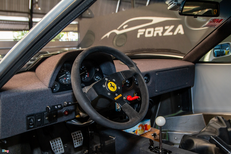 Nội thất được thiết kế đơn giản để người lái tập trung vào trải nghiệm và được bọc da lộn màu đen. Vô lăng là loại 3 chấu thể thao của hãng độ MOMO. Phía sau vô lăng là cụm 4 đồng hồ cơ hiển thị tốc độ, vòng tua máy, nước làm mát và áp suất ở hệ thống tăng áp kép.