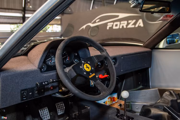 Nội thất được thiết kế đơn giản để người lái tập trung vào trải nghiệm và được bọc da lộn màu đen. Vô lăng là loại 3 chấu thể thao của hãng độ MOMO. Phía sau vô lăng là cụm 4 đồng hồ cơ hiển thị tốc độ, vòng tua máy, nước làm mát và áp suất ở hệ thống tăng áp kép.