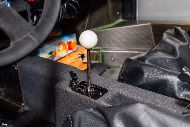 Hộp số là loại số sàn 5 cấp. Ferrari F40 được trang bị động cơ V8, dung tích 2.9L tăng áp kép, kết hợp với hệ thống phun xăng điện tử Weber-Marelli, sản sinh công suất lên đến 478 mã lực và 577 Nm mô-men xoắn.