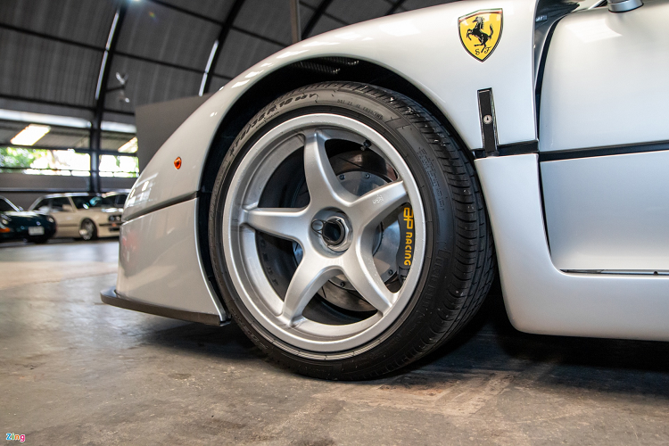 Bộ mâm là loại khóa tâm, 5 chấu đơn màu xám, đi kèm cùm phanh màu đen.