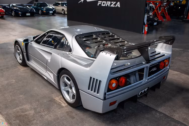 Một trong số đó đang được cất giữ trong một garage sửa chữa siêu xe tại Bangkok. Ngoại thất xe sở hữu màu sơn bạc và được độ bodykit của phiên bản F40 LM, mang đến cái nhìn hầm hố hơn.