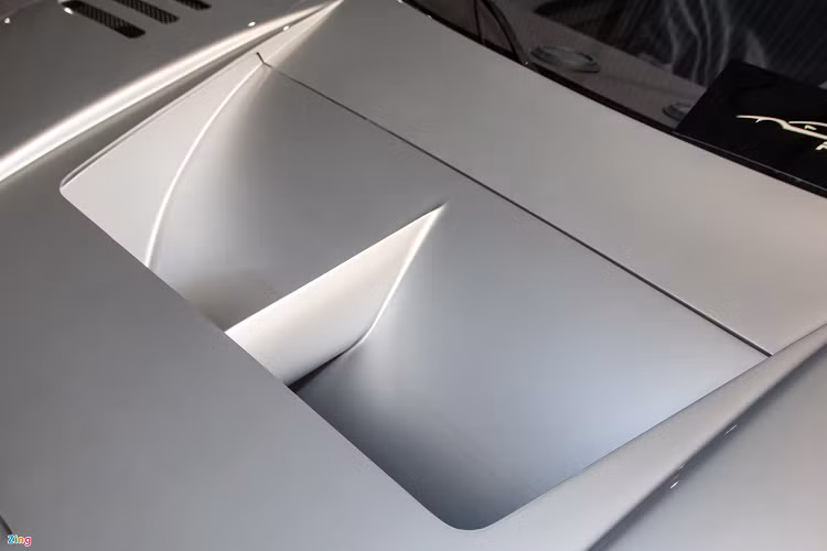 Những điểm đáng chú ý ở bộ bodykit này bao gồm hai hốc gió lớn trên nắp ca-pô, khe thoát gió trên vòm bánh trước, cửa sổ mở cơ, cánh gió sau có thể chỉnh góc nâng và cản sau hoàn toàn mới.