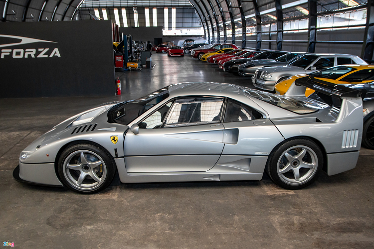 Hệ dẫn động là loại cầu sau. Nhờ đó, xe có khả năng tăng tốc 0-100 km/h trong 4,1 giây, trước khi đạt tốc độ tối đa 324 km/h. Tại thị trường nước ngoài, Ferrari F40 thường được bán đấu giá và có thể đạt 2,4-2,6 triệu USD. Giá xe Ferrari F40 tại Thái Lan vào khoảng 5,5 triệu USD vì phải chịu mức thuế khá cao.