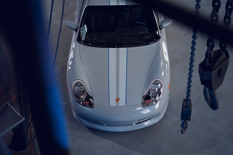 Ngoại thất của xe được mang trên mình màu sơn ngoại thất màu xám Sport Grey Metallic, nắp capo và nóc xe được trang trí với họa tiết đường sọc kép viền xanh dương, bộ mâm nguyên bản được thay thế thành mâm Fuchs.