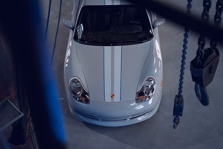 Ngoại thất của xe được mang trên mình màu sơn ngoại thất màu xám Sport Grey Metallic, nắp capo và nóc xe được trang trí với họa tiết đường sọc kép viền xanh dương, bộ mâm nguyên bản được thay thế thành mâm Fuchs.