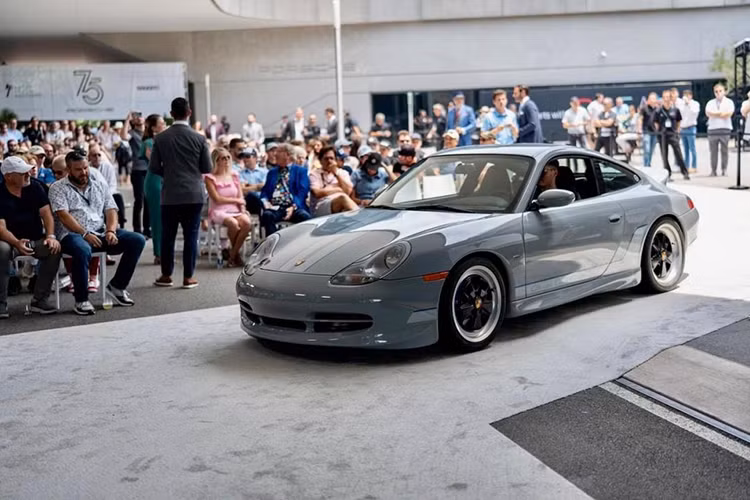 Tổng thể chiếc xe đã được phê duyệt sau một cuộc thử nghiệm trên đường của Trung tâm Phát triển Porsche ở Weissach trước khi hoàn thiện và bàn giao cho khách hàng.