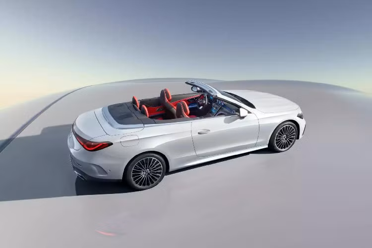 Tương tự như chiếc CLE mui cứng, phiên bản mui mềm CLE Cabriolet đóng vai trò thay thế cho 2 mẫu xe C-Class Cabriolet và E-Class Cabriolet. Mercedes-Benz CLE Cabriolet 2024 mui trần dài 4.850 mm chia sẻ phần lớn thiết kế thân xe với "người anh em" mui cứng của nó, chỉ có phần mui và một số thành phần liên quan là khác biệt. 
