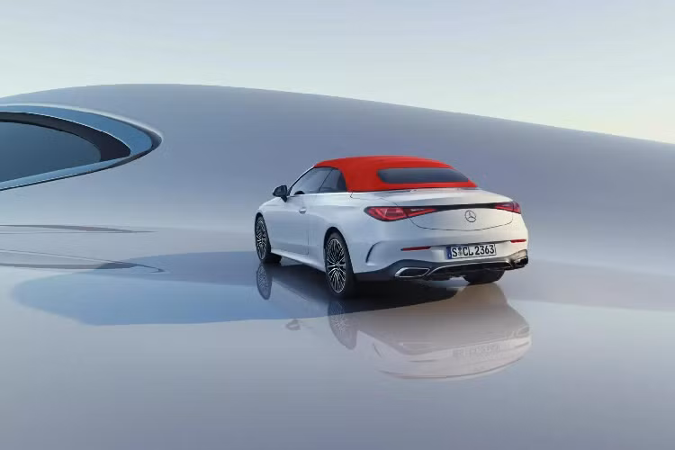 Giống như CLE Coupe, bảng điều khiển có sự kết hợp giữa màn hình đồng hồ kỹ thuật số 12,3 inch với màn hình cảm ứng 11,9 inch trên trung tâm táp-lô được đặt nghiêng, chạy hệ điều hành MBUX phiên bản mới nhất. Các tính năng khác bao gồm hệ thống đèn viền nội thất với nhiều lựa chọn màu sắc, các chi tiết trang trí bằng sợi carbon và các điểm nhấn bằng chất liệu nhôm sáng bóng.