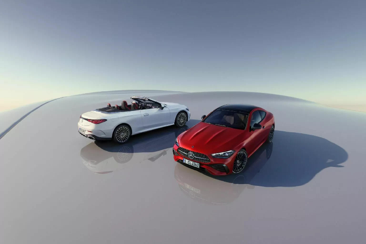 Hình ảnh chính thức từ Mercedes-Benz cho thấy chiếc CLE Cabriolet có thân xe sơn màu trắng, trong khi phần mui mềm mang màu đỏ tương phản. Đỏ cũng chính là màu được dùng cho phần da bọc nội thất bên trong.