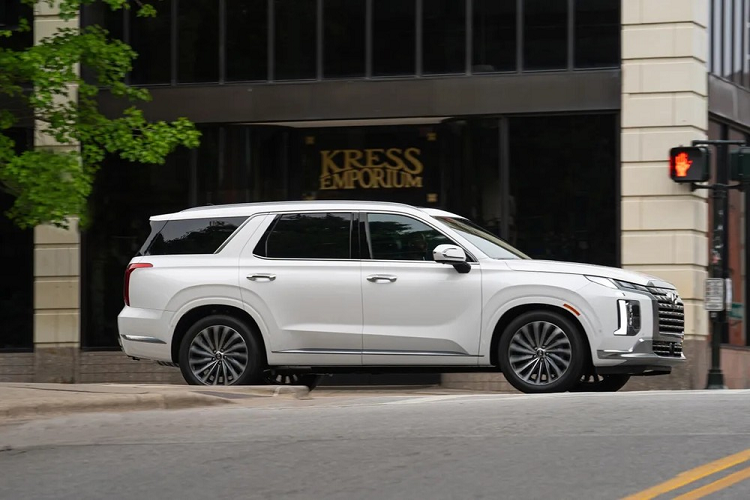 Tương tự Hyundai Custin, Palisade cũng được áp dụng ngôn ngữ thiết kế Sensuous Sportiness. Ngoại thất của mẫu xe này gây ấn tượng bằng lưới tản nhiệt Cascading Grille cỡ lớn, hệ thống đèn trước 2 tầng, cản trước/sau khỏe khoắn với ốp màu bạc và vành hợp kim thể thao. Được định vị cao hơn SantaFe, Hyundai Palisade không gây thất vọng với thiết kế và trang bị nội thất.