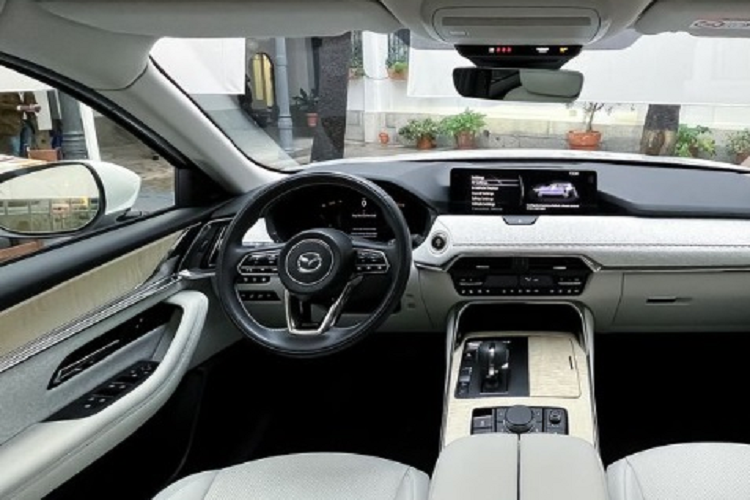 Hãng xe Nhật luôn quan tâm đến chất lượng, cảm nhận của người dùng khi sử dụng dịch vụ. Chính vì thế, trải nghiệm trên ghế lái Mazda CX-60 được hãng vô cùng quan tâm. Hãng đã nghiên cứu kỹ về tư thế ngồi tự nhiên của con người: cột sống hơi cong, tay duỗi gần thẳng với khuỷu tay có độ gập nhất định, đầu gối gập một góc vừa vặn.