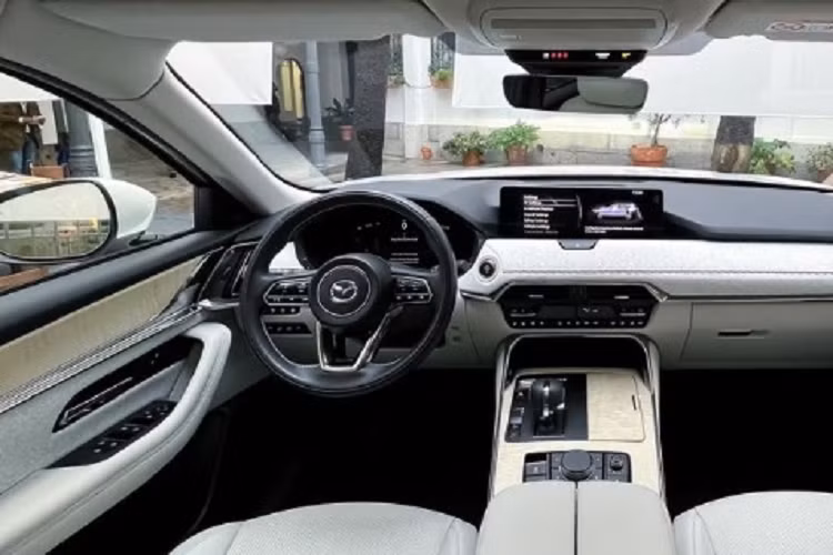 Hãng xe Nhật luôn quan tâm đến chất lượng, cảm nhận của người dùng khi sử dụng dịch vụ. Chính vì thế, trải nghiệm trên ghế lái Mazda CX-60 được hãng vô cùng quan tâm. Hãng đã nghiên cứu kỹ về tư thế ngồi tự nhiên của con người: cột sống hơi cong, tay duỗi gần thẳng với khuỷu tay có độ gập nhất định, đầu gối gập một góc vừa vặn.
