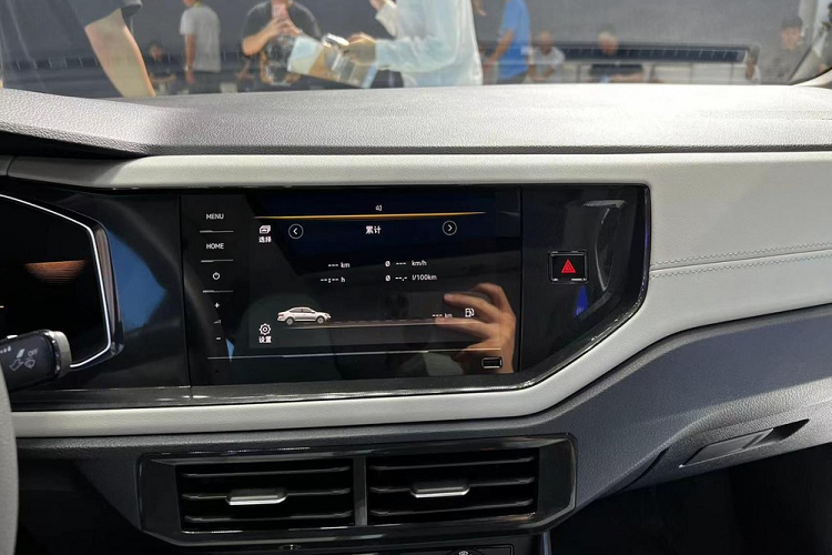 Về sức mạnh, Volkswagen Lavida XR được trang bị động cơ 4 xi-lanh, dung tích 1.5 lít, hút khí tự nhiên với công suất tối đa 110 mã lực và mô-men xoắn cực đại 141 Nm, kết hợp với hộp số tự động 6 cấp.