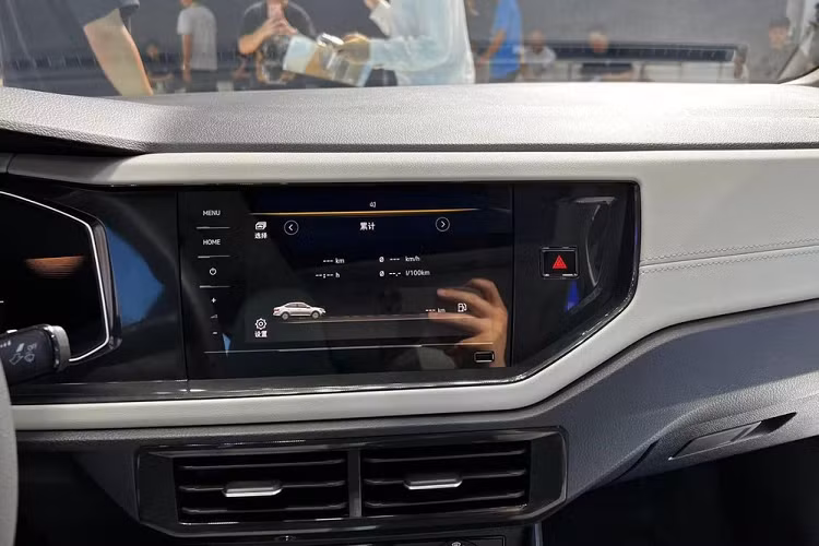 Về sức mạnh, Volkswagen Lavida XR được trang bị động cơ 4 xi-lanh, dung tích 1.5 lít, hút khí tự nhiên với công suất tối đa 110 mã lực và mô-men xoắn cực đại 141 Nm, kết hợp với hộp số tự động 6 cấp.