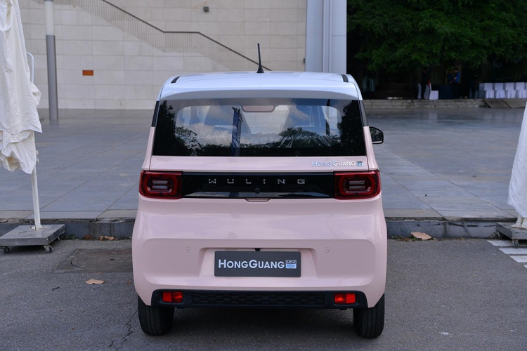 Thừa thắng xông lên, liên doanh SAIC-GM-Wuling mang xe điện Wuling Hongguang Mini EV xuất ngoại với những hoài bão lớn, và ngày 29/6/2023 vừa qua, tức sau 3 năm ra mắt, Wuling Hongguang Mini EV đã được lắp ráp và bán chính hãng tại Việt Nam.