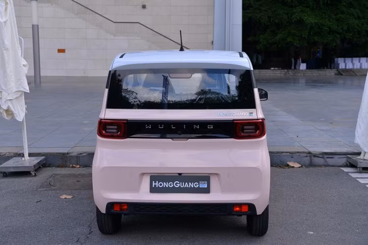 Thừa thắng xông lên, liên doanh SAIC-GM-Wuling mang xe điện Wuling Hongguang Mini EV xuất ngoại với những hoài bão lớn, và ngày 29/6/2023 vừa qua, tức sau 3 năm ra mắt, Wuling Hongguang Mini EV đã được lắp ráp và bán chính hãng tại Việt Nam.