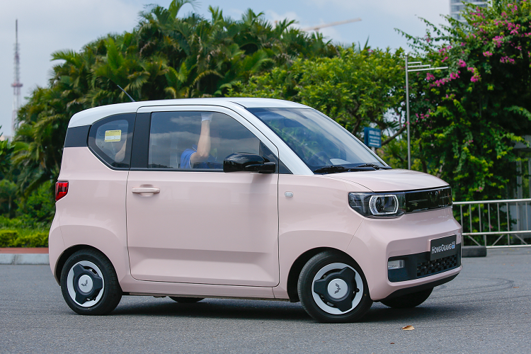 Tuy nhiên, mức giá bán được nhiều người nhận xét là trên trời của Wuling Hongguang Mini EV đã khiến không ít khách hàng quay xe, còn tại Trung Quốc, Quý II năm 2023 này, liên doanh SAIC-GM-Wuling đang làm mọi thứ có thể để cứu vớt doanh số cho chiếc xe điện 2 cửa của mình sau khi doanh số bán hàng của Wuling Hongguang Mini EV trong tháng 4/2023 chỉ đạt 17.080 chiếc, giảm 26,7% so với tháng 3 và tận 31,4% so với cùng kỳ năm trước.