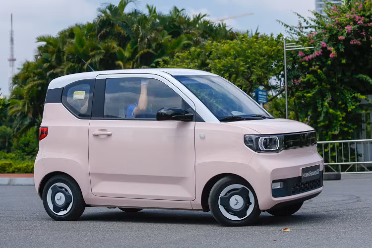 Tuy nhiên, mức giá bán được nhiều người nhận xét là trên trời của Wuling Hongguang Mini EV đã khiến không ít khách hàng quay xe, còn tại Trung Quốc, Quý II năm 2023 này, liên doanh SAIC-GM-Wuling đang làm mọi thứ có thể để cứu vớt doanh số cho chiếc xe điện 2 cửa của mình sau khi doanh số bán hàng của Wuling Hongguang Mini EV trong tháng 4/2023 chỉ đạt 17.080 chiếc, giảm 26,7% so với tháng 3 và tận 31,4% so với cùng kỳ năm trước.