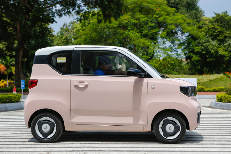 Từ mức giá bán ban đầu 32.800 nhân dân tệ, tương đương 106 triệu đồng, người tiêu dùng giờ đây chỉ cần thanh toán 19.800 nhân dân tệ, tương đương 67 triệu đồng đã có thể sở hữu xe Wuling Hongguang Mini EV qua hình thức thuê pin, còn giá pin được thanh toán trên cơ sở 5 năm, với mức tối thiểu hàng tháng chỉ là 198 nhân dân tệ, tương đương 672.225 đồng, đó còn chưa kể các chương trình ưu đãi quà tặng với việc giảm giá đến 32,5 triệu đồng.