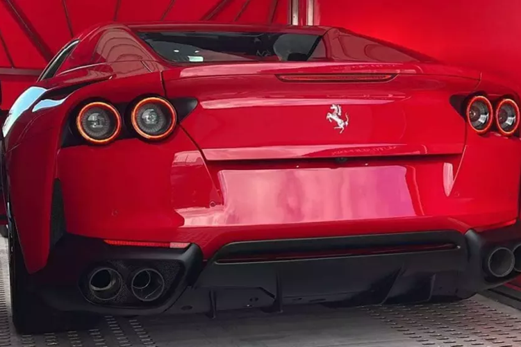 Siêu xe mui trần Ferrari 812 GTS mới nhăm nhe sắp về Việt Nam có thể xem là một ân huệ mà hãng xe Ý dành cho các khách hàng của họ. Trên các phiên bản cao cấp trước đó như Ferrari 599 GTB hay Ferrari F12 Berlinetta đều không có phiên bản mui trần. Ferrari 812 GTS chính là biến thể mui trần của siêu xe Ferrari 812 Superfast đã có 2 chiếc tại Việt Nam.