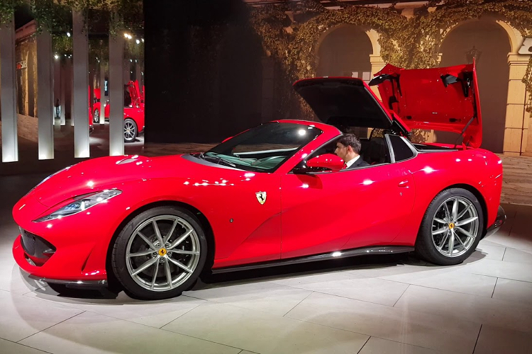 Điểm khác biệt cơ bản nhất của 2 dòng xe này chính là việc siêu xe mui trần Ferrari 812 GTS có phần mui xếp cứng dễ dàng đóng và mở tuỳ chỉnh theo ý thích của chủ xe, phần mui xếp điện này có khả năng đóng hoặc mở chỉ trong thời gian 14 giây.