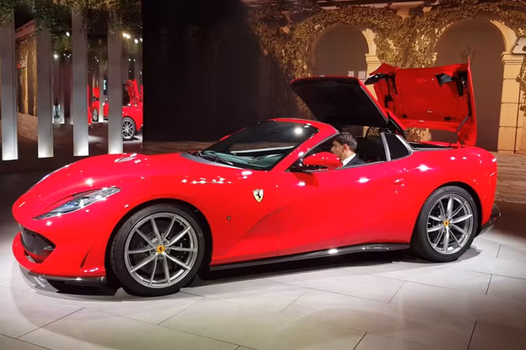 Điểm khác biệt cơ bản nhất của 2 dòng xe này chính là việc siêu xe mui trần Ferrari 812 GTS có phần mui xếp cứng dễ dàng đóng và mở tuỳ chỉnh theo ý thích của chủ xe, phần mui xếp điện này có khả năng đóng hoặc mở chỉ trong thời gian 14 giây.