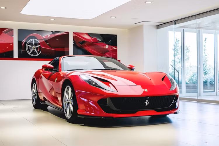 812 GTS là chiếc xe Ferrari V12 mui trần mạnh mẽ nhất có thể được mua một cách dễ dàng ở thời điểm hiện tại. Sử dụng động cơ V12, hút khí tự nhiên, dung tích 6.5 lít nên siêu xe mui trần của Ferrari 812 Superfast sở hữu công suất tối đa 789 mã lực đi cùng mô-men xoắn cực đại 718 Nm.