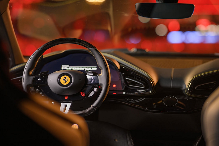 Tại vị trí cột B sẽ có nút điều khiển đóng cửa. Về nội thất Ferrari Purosangue tạo điểm nhấn ở bảng tap-lô tách biệt Dual Cockpit. Xe không có màn hình giải trí cảm ứng trung tâm, người lái và hành khách sẽ có màn hình riêng biệt.