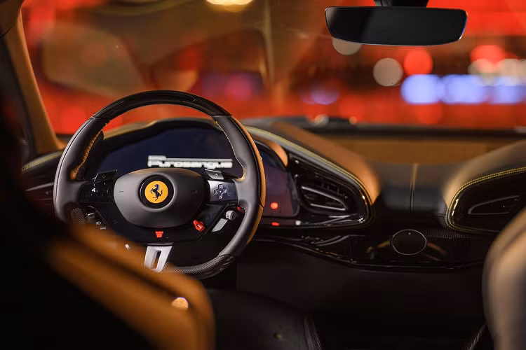 Tại vị trí cột B sẽ có nút điều khiển đóng cửa. Về nội thất Ferrari Purosangue tạo điểm nhấn ở bảng tap-lô tách biệt Dual Cockpit. Xe không có màn hình giải trí cảm ứng trung tâm, người lái và hành khách sẽ có màn hình riêng biệt.