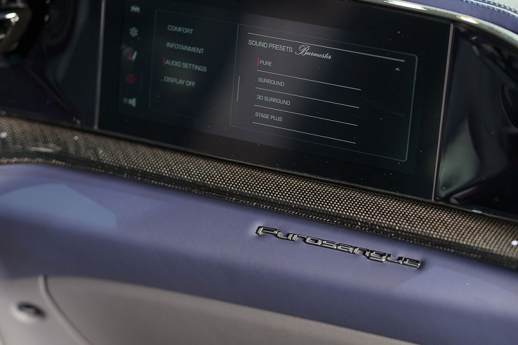 Ferrari Purosangue sở hữu khối động cơ xăng V12 có mã F140IA dung tích 6.5L sản sinh công suất 715 mã lực và mô-men xoắn 716 Nm. Purosangue trang bị hộp số tự động ly hợp kép 8 cấp của Magna Powertrain.