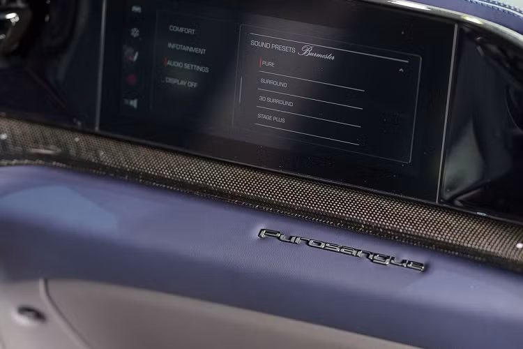 Ferrari Purosangue sở hữu khối động cơ xăng V12 có mã F140IA dung tích 6.5L sản sinh công suất 715 mã lực và mô-men xoắn 716 Nm. Purosangue trang bị hộp số tự động ly hợp kép 8 cấp của Magna Powertrain.