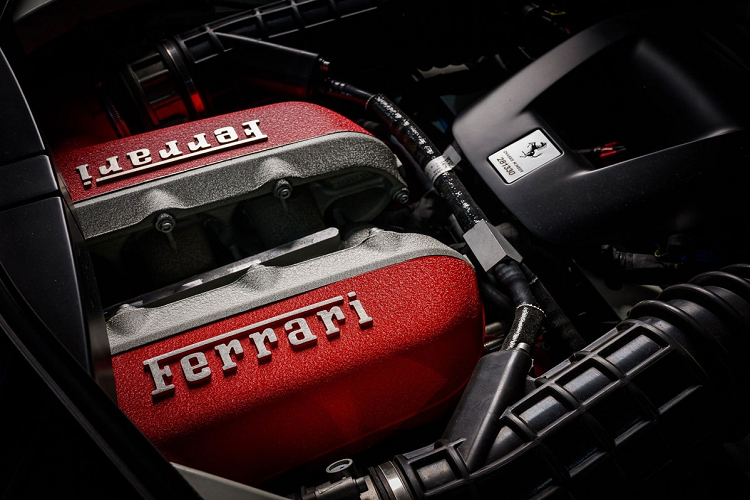 Khả năng tăng tốc của Purosangue từ 0-100 km/h từ 3,3 giây và từ 0-200 km/h trong 10,6 giây, tốc độ tối đa 310 km/h. Bên cạnh các tính năng an toàn, Ferrari Purosangue trang bị hệ thống lái nâng cấp và kiểm soát xuống dốc, hệ thống chống lật chủ động,...