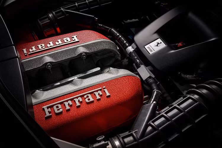 Khả năng tăng tốc của Purosangue từ 0-100 km/h từ 3,3 giây và từ 0-200 km/h trong 10,6 giây, tốc độ tối đa 310 km/h. Bên cạnh các tính năng an toàn, Ferrari Purosangue trang bị hệ thống lái nâng cấp và kiểm soát xuống dốc, hệ thống chống lật chủ động,...