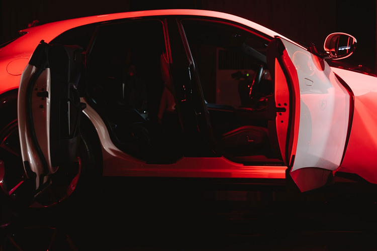 Phong cách thiết kế của Purosangue lấy cảm hứng từ chiếc grand-touring coupé 2+2 Roma. Điểm dễ nhận ra của xe là hệ thống đèn pha trước và sau cùng với hệ thống ống xả kép đối xứng hai bên. Điểm đặc biệt của Purosangue là cửa sau mở ngược, tương tự như Rolls-Royce Cullinan.