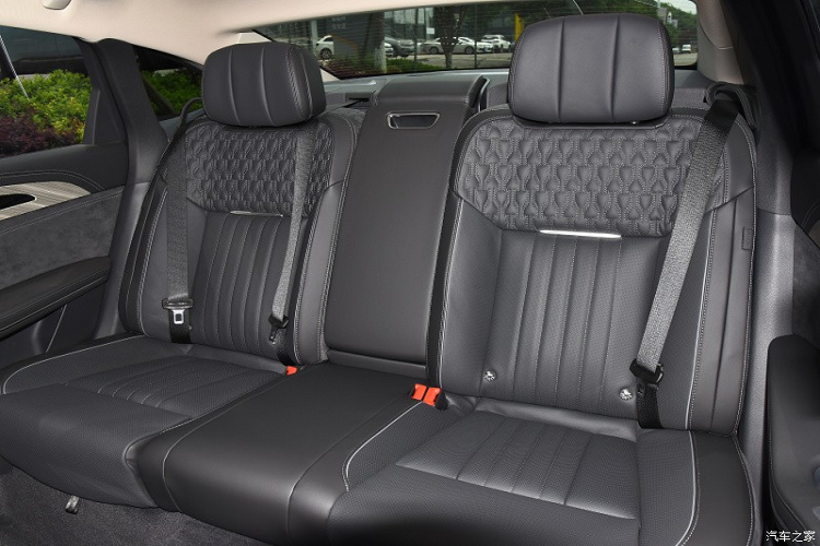 Một số nâng cấp về sức khỏe cũng đã được thực hiện trong cấu hình của nội thất, xe sử dụng da ion oxy âm và vật liệu kháng khuẩn, đồng thời với chức năng khử trùng ion không cân bằng để tạo ra buồng lái ion oxy âm sinh thái..