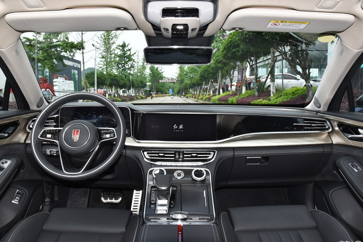 Về khoang lái, nội thất màu xám và trắng của Hồng Kỳ H9 2023 cũng bị hủy bỏ đối với tất cả các mẫu xe, loại bỏ mui da lộn đối với mẫu xe hàng đầu và bổ sung tựa đầu khi ngủ cho mẫu xe thương gia. Ngoài ra, nội thất màu đỏ cát tím chỉ xuất hiện ở những mẫu xe có cấu hình thấp hơn.