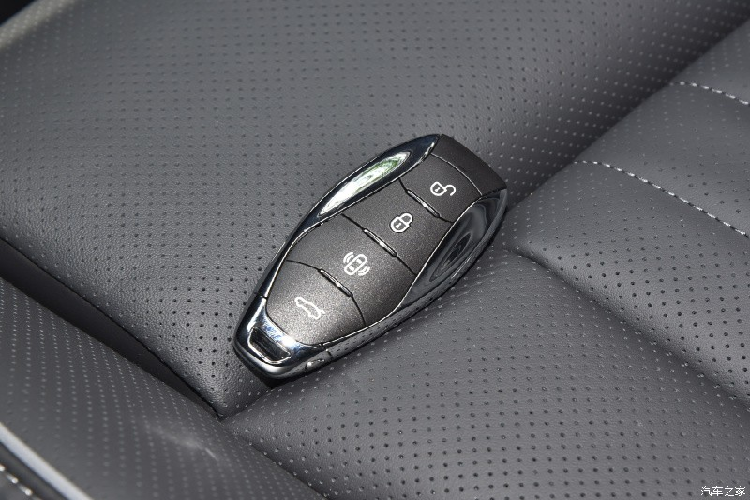 Đáng tiếc là Hồng Kỳ H9 2023 đang bán ra tại Trung Quốc không có gì thay đổi về hệ truyền động so với xe đang bán tại Việt Nam, chiếc sedan này vẫn sử dụng động cơ 4 xi-lanh, dung tích 2.0 lít, tăng áp... 