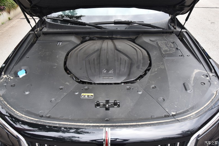 ... và hệ thống hybrid nhẹ 48V có công suất tối đa 252 mã lực và mô-men xoắn cực đại 380 Nm, ngoài ra còn có động cơ V6, dung tích 3.0 lít, tăng áp kép, sản sinh công suất tối đa 283 mã lực và mô-men xoắn cực đại 400 Nm. Tất cả chúng đều được kết hợp với hộp số ly hợp kép 7 cấp. 