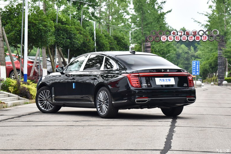 Trước sự hấp dẫn của Hồng Kỳ H9, đã có không ít nhà phân phối xe tại Việt Nam đã mang mẫu sedan hạng sang giá tầm trung này về nước để bán cho khách. Mới đây, ở tại quê nhà, Hồng Kỳ H9 2023 mới đã nhận được nhiều sự đổi mới ở ngoại hình và nội thất so với các xe đang bán tại Việt Nam.